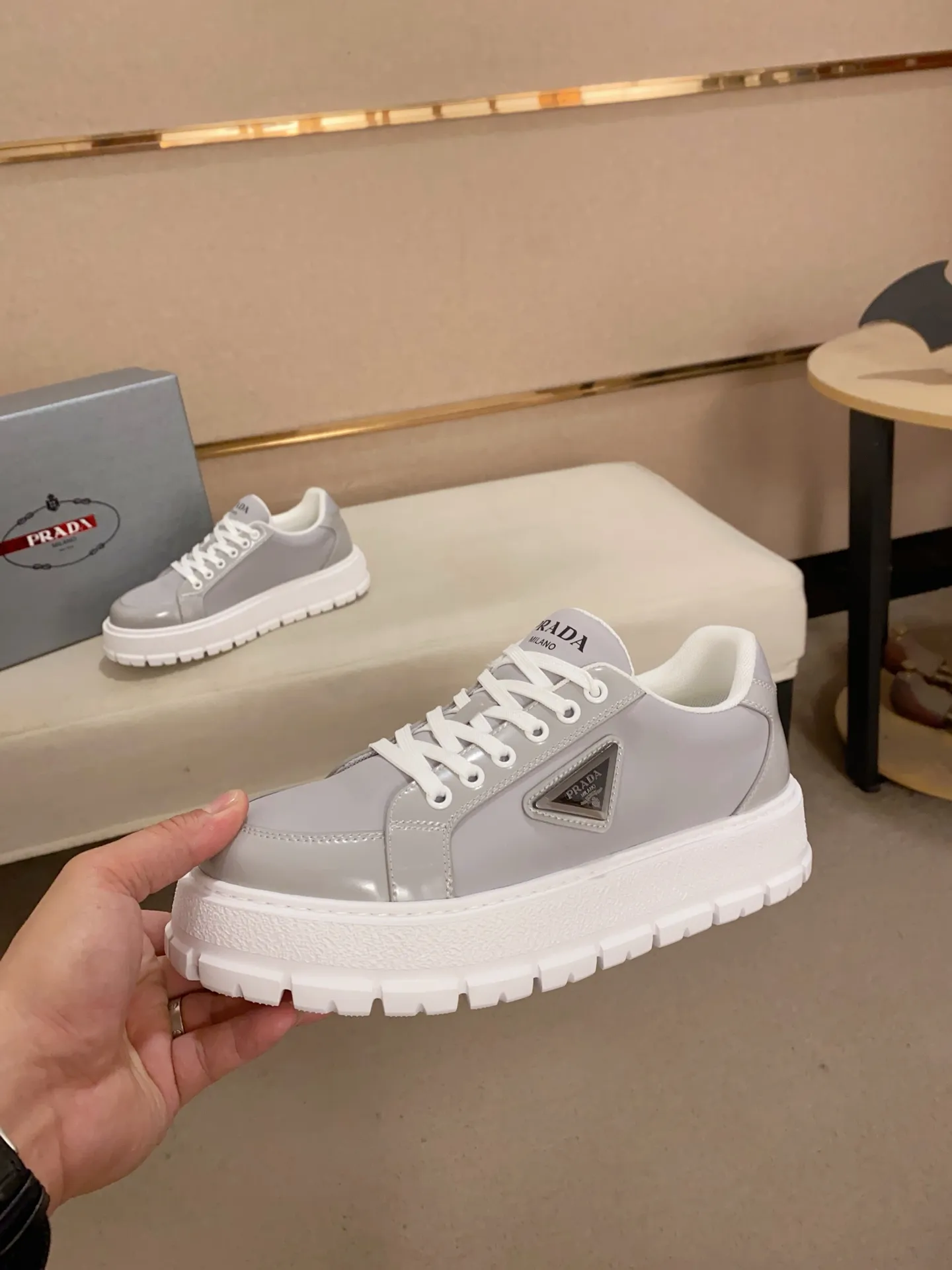 Men's shoes 💰 580💰 ✔️✔️✔️Higher version High-quality new PRADA (Prada) counters are launched simultaneously. The new men's shoes and 😘 fabrics are made of high-tech glue-spraying technology. Lining: Full cowhide lining. 👍🏿 High-end ☄️ Air-cushion molded anti-slip foam outsole, exquisite lines, simple and elegant, comfortable and high-end for leisure travel. Code number: 38 to 44 (45 can be customized and cannot be returned or exchanged)